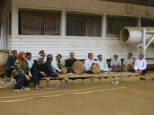 Tradisi kampung Naga